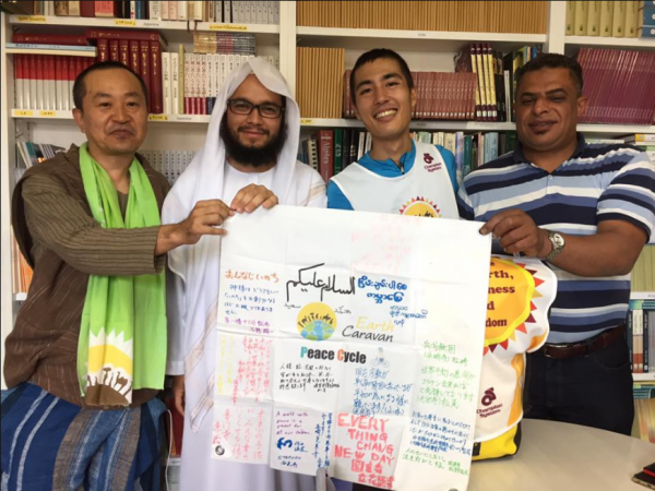 【ピースサイクリング　第３弾　京都→東京】名古屋のモスクでピースフラッグにメッセージをいただきました。