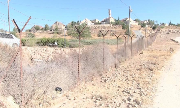 【アースキャラバン2017中東】パレスチナ ベドウィン族 フム エルヒール村柵の向こう側は、イスラエルの入植地