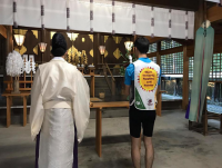 【ピースサイクリング　第３弾　京都→東京】護国神社の宮司さんに安全を祈願し御祓をしていただきました。