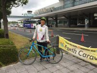 ピースサイクリング　広島→東京アースキャラバン広島実行委員長で被爆2世の伊藤憲正さん、広島空港から自転車で出発しました。